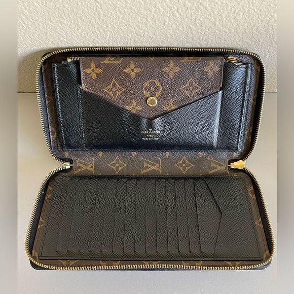Louis Vuitton Monogram Daily Organizer Travel Case. - Picture 1 of 10